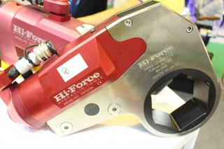 Low profile hydraulic torque wrench
